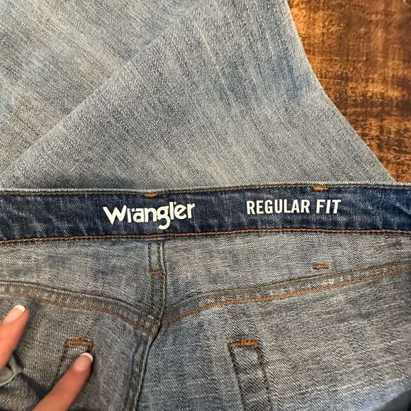 EUC- Men’s Wrangler Regular Fit Straight Leg Jeans - Picture 4 of 4